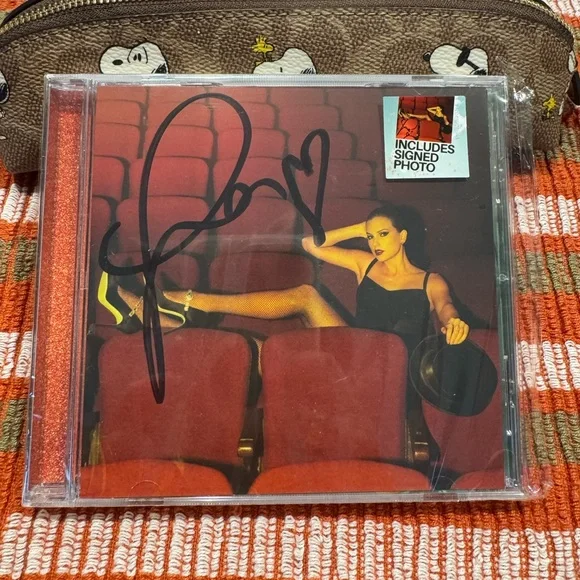 Taylor Swift The Life of a Showgirl CD + Hand Signed Photo 4 - Picture 3 of 3